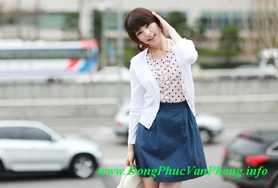 kiểu sơ mi  đồng phục văn phòng được ưa chuộng hiện nay là các kiểu được cách điệu theo style Hàn Quốc