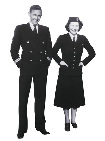 Đây là các bộ đồng phục năm 1948 khi Qantas bắt đầu tuyển các nam, nữ tiếp viên hàng không. 