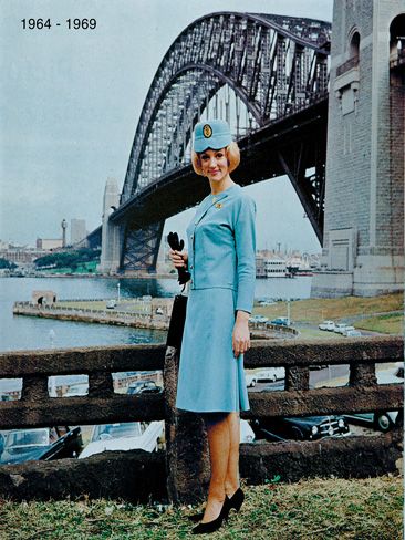 Bộ đồng phục màu xanh trẻ trung của các tiếp viên Qantas thời kỳ  từ 1964-1969. 