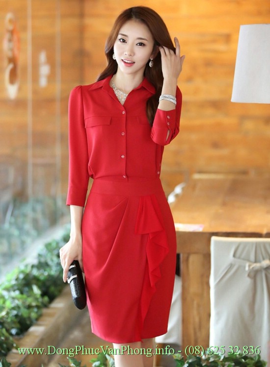 Đồng phục công sở nữ đẹp với thiết kế váy liền màu đỏ nổi bật